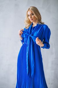 saks mavi elbise makyajı